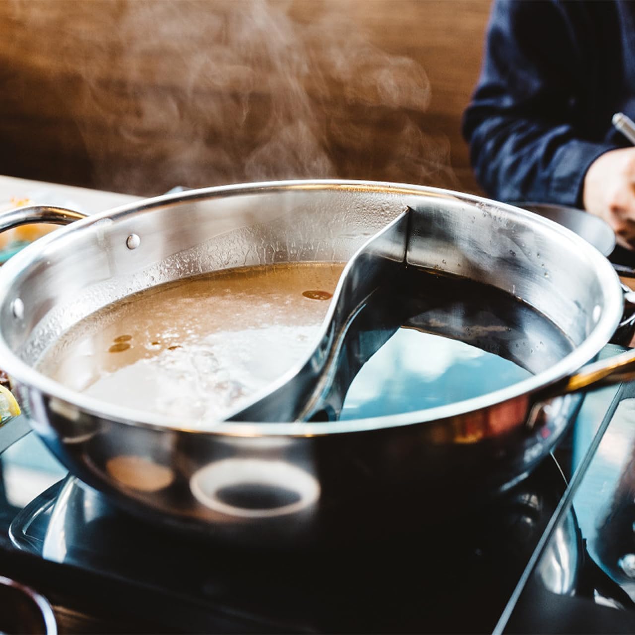 Multifunctional Stainless Steel Induction Cooker Pot with Lid, Dual Hot Pot for Shabu Shabu, 12.59 Inch, Silver, Ideal for Family Gatherings and Parties