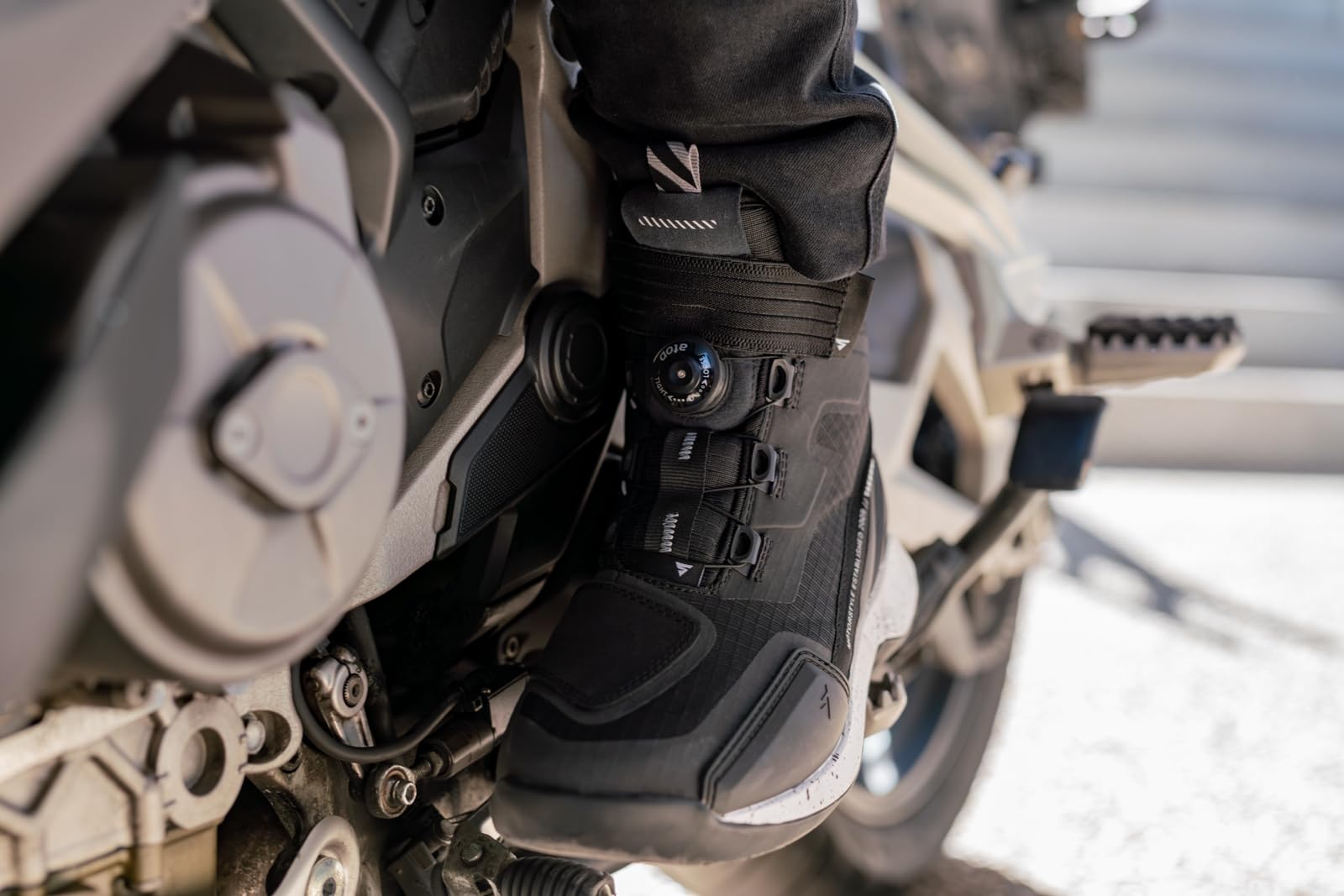 SHIMA TAKESHI VENT, Zapatos de Motocicleta para Hombres - Transpirables, Zapatos de calle reforzados con sistema de cierre ATOP, Suela antideslizante, Mango de cambio de marchas (Camo, 42)