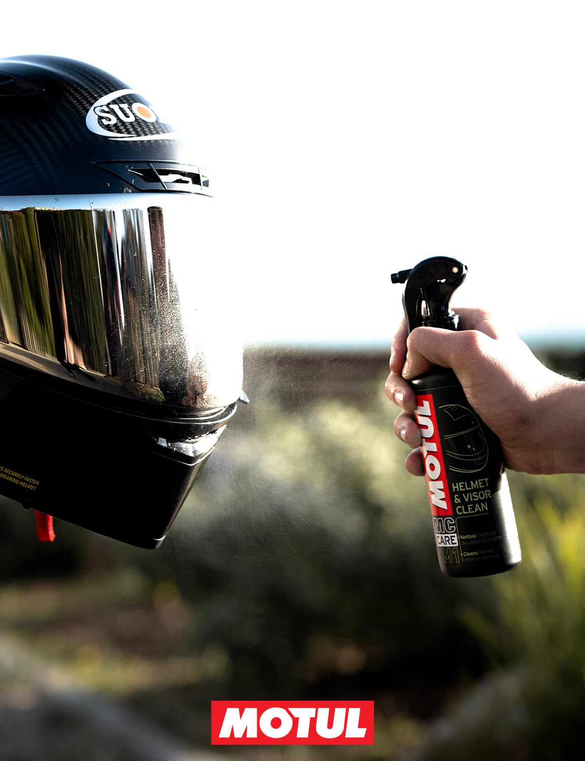 Motul - Kit de Nettoyage Casque Moto - Nettoyant Extérieur Casque et Visière Moto + Nettoyant Intérieur + Chiffon en Microfibre - MC Care Helmet & Visor Clean M1 - MC Care Helmet Interior Clean M2