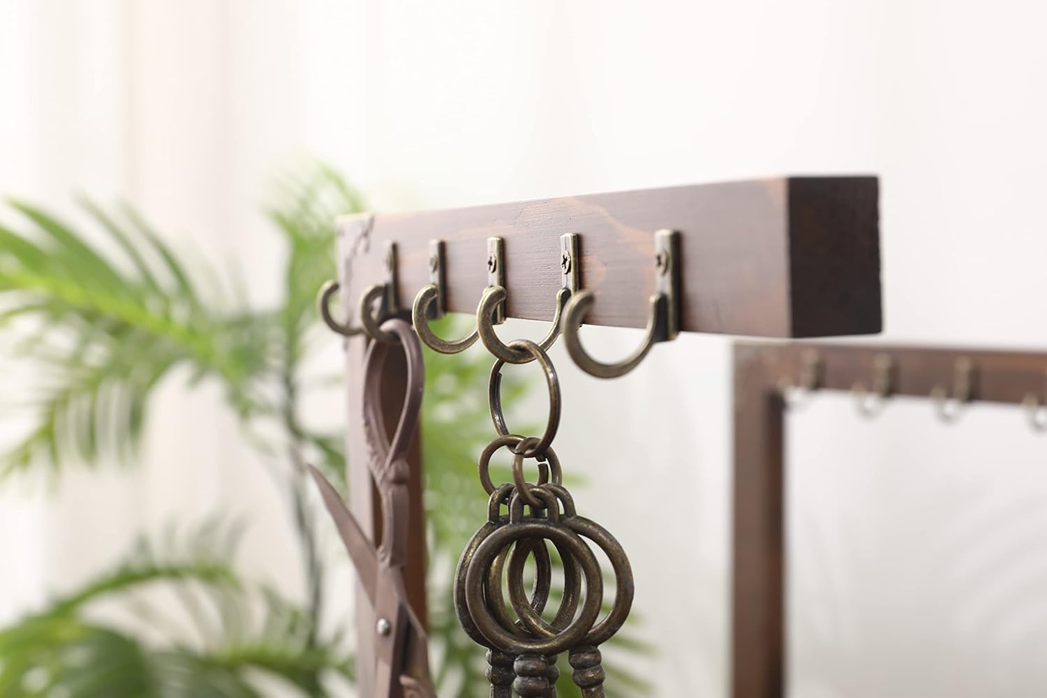 Wood Entryway Tabletop Key Holder Rack，Rustic Burnt Decorative Organizer with Storage Tray and Brass Tone Hooks，Jewelry Key Stand Hanging Organizer