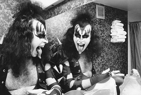 Amazon Kiss アメリカン ロック バンド ニューヨーク市 ポール スタンリー ジーン シモンズ ピーター クリス エース フレーリー 12 X 18インチ ポスター アートフレーム ポスター オンライン通販