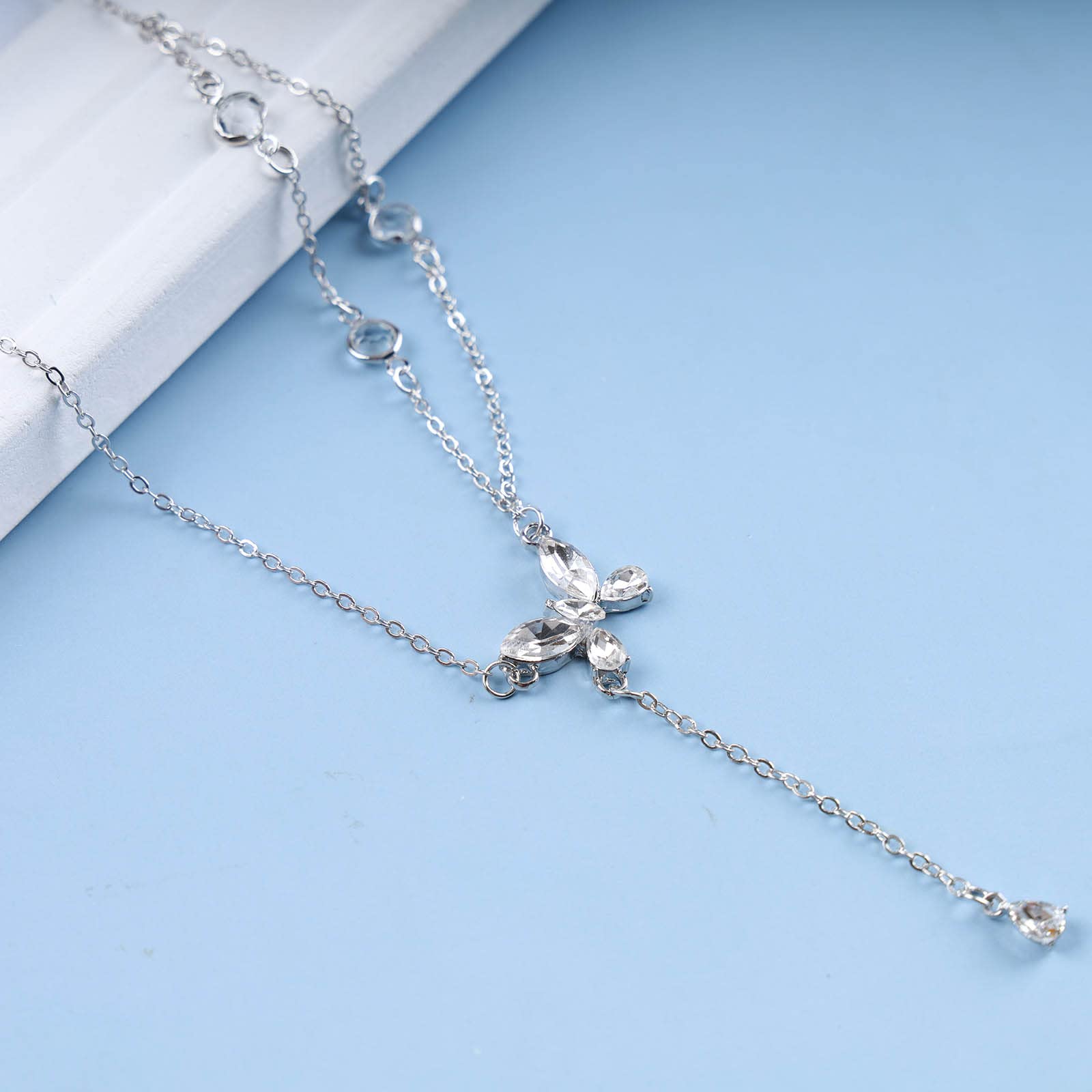 Collana Con Pendente A Goccia In Oro Bianco 18k Con Smeraldi E Diamanti Ref Cin1685bbs 4183