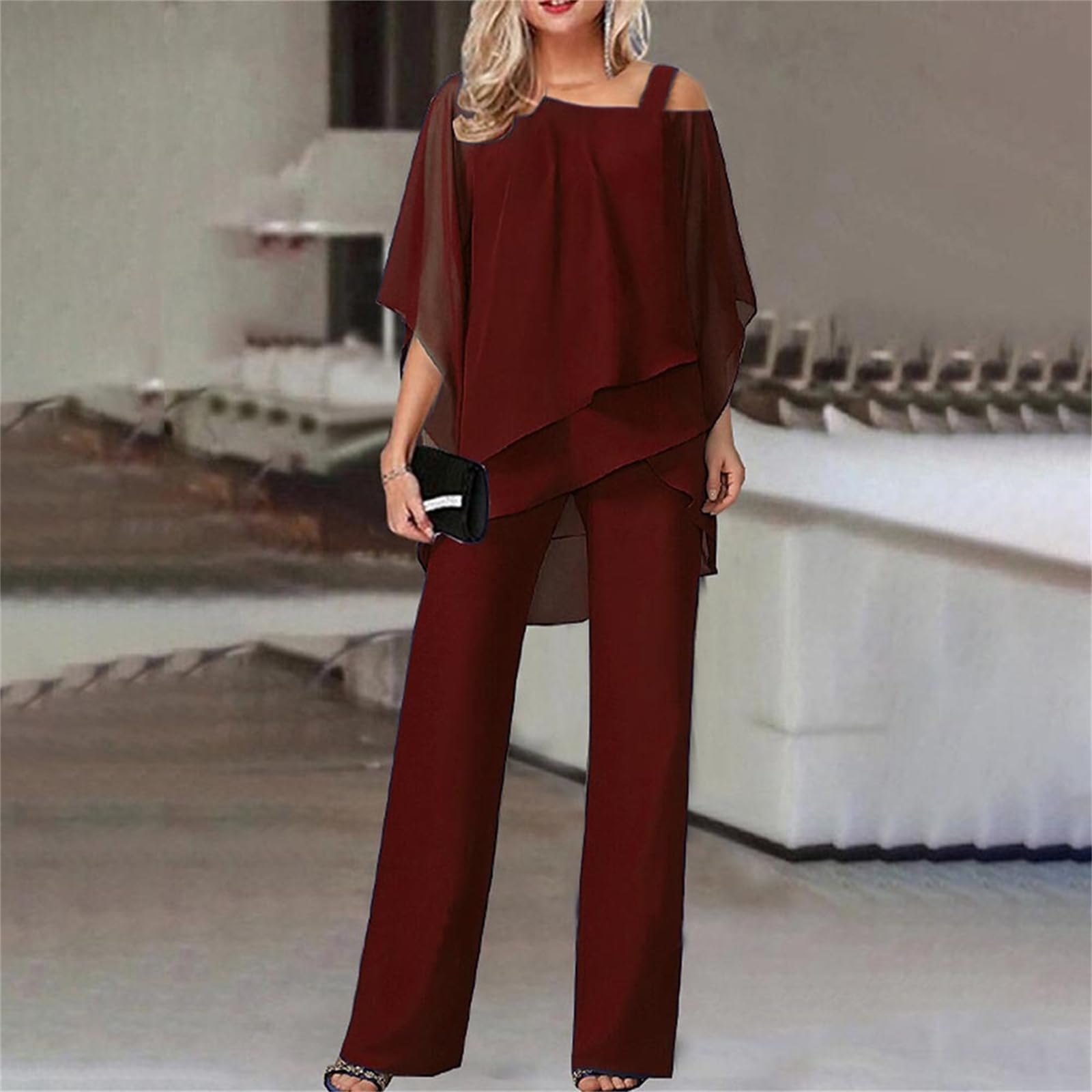 Generisch Zweiteiliges Damen-Outfit: Chiffon-Top mit Fledermausärmeln und asymmetrischem Schnitt sowie eleganter Jumpsuit mit weitem Bein – auch als Hosenanzug für Hochzeitsgäste geeignet