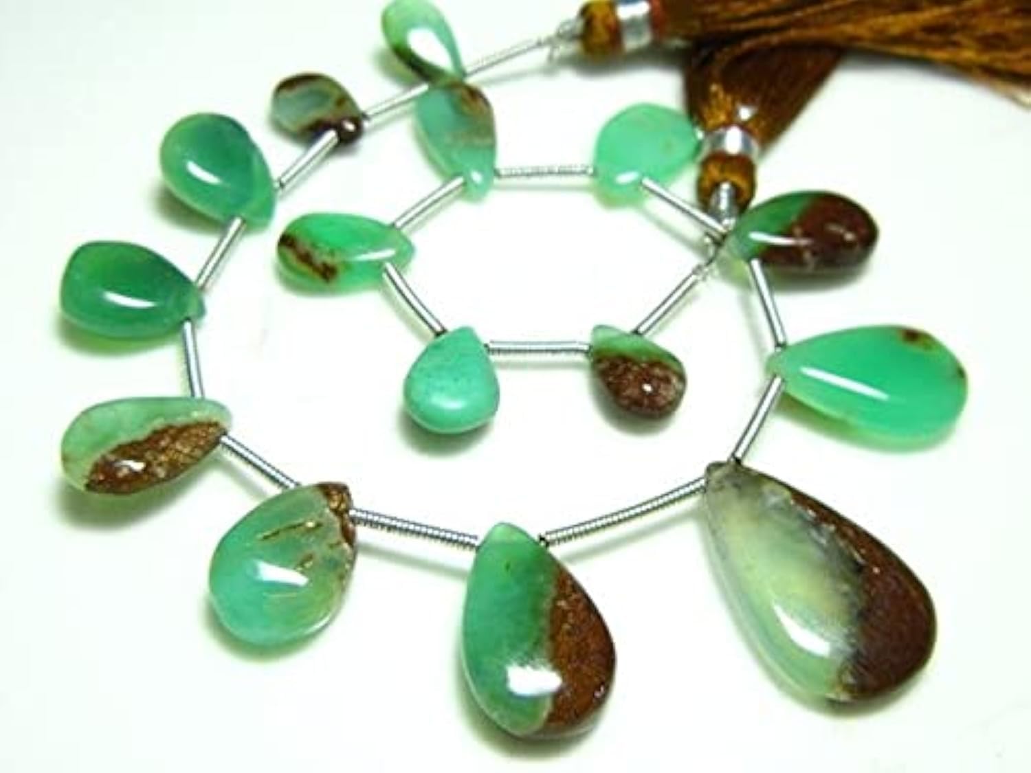 Chrysoprase smooth pear briolette, la pierre de sérénité pour créer des bijoux chargés d'émotion