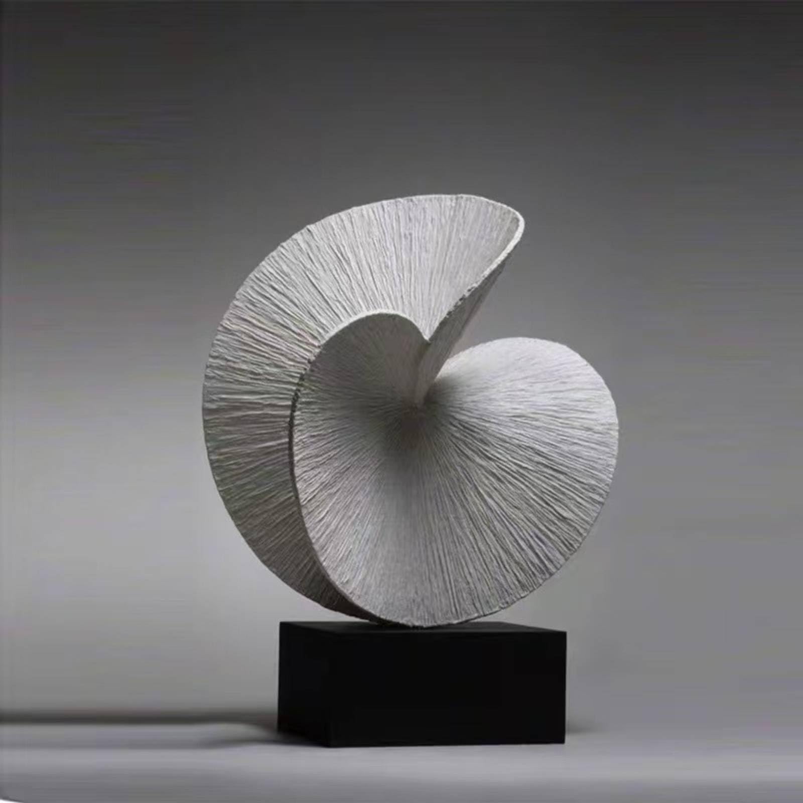 Abstrakte Deko-Skulptur schwarzer Sockel abstrakte Skulptur weiß Moderne Kunstfigur, Blütenblatt Skulptur B A285