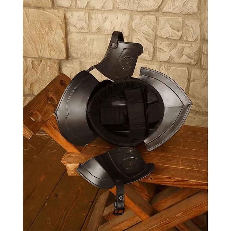 Disfraz medieval de caballería renacentista con casco de acero ennegrecido Kaspar