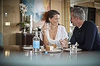 Vista 2 de Hildon - Delightfully Still (Non-Sparkling) Natural Mineral Water, 25.3 fl oz (12 Glass Bottles)