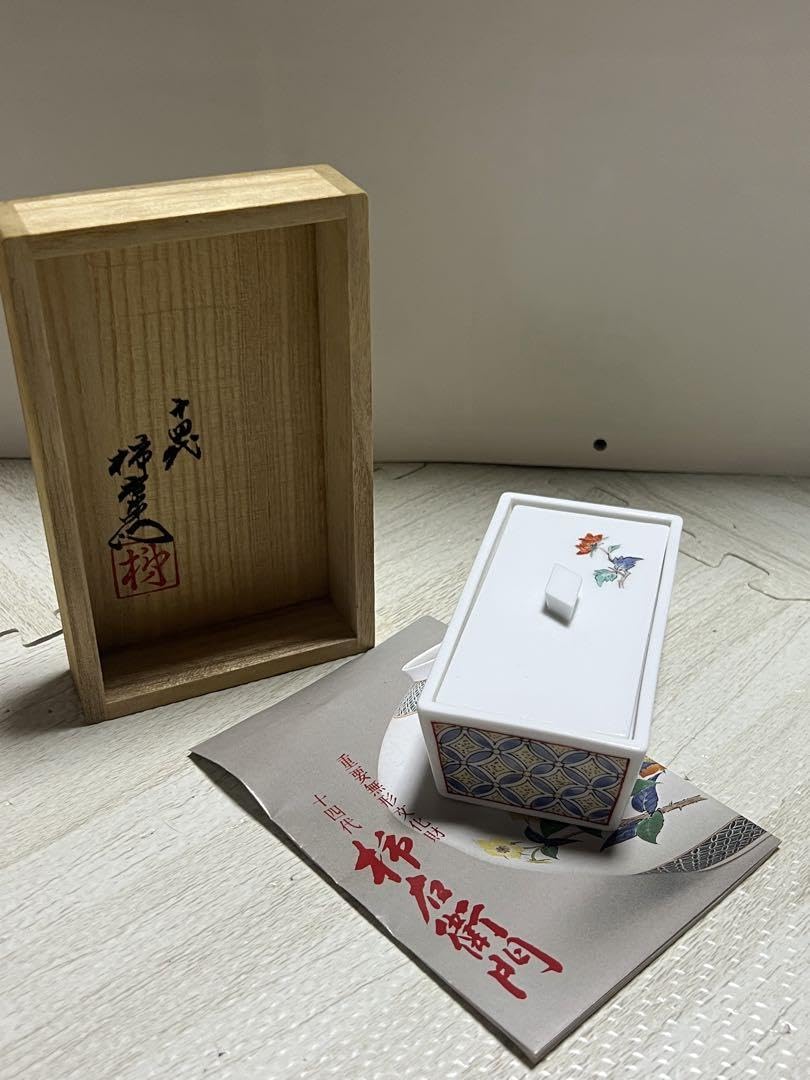 Amazon | 重要無形文化財 14代 井田 柿右衛門 蓋付楊枝入 管理.KTH