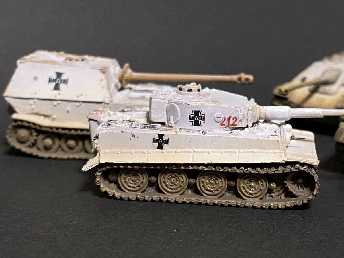 Amazon.co.jp: GuP 1/144 黒森峰学園戦車道参加冬季迷彩セット