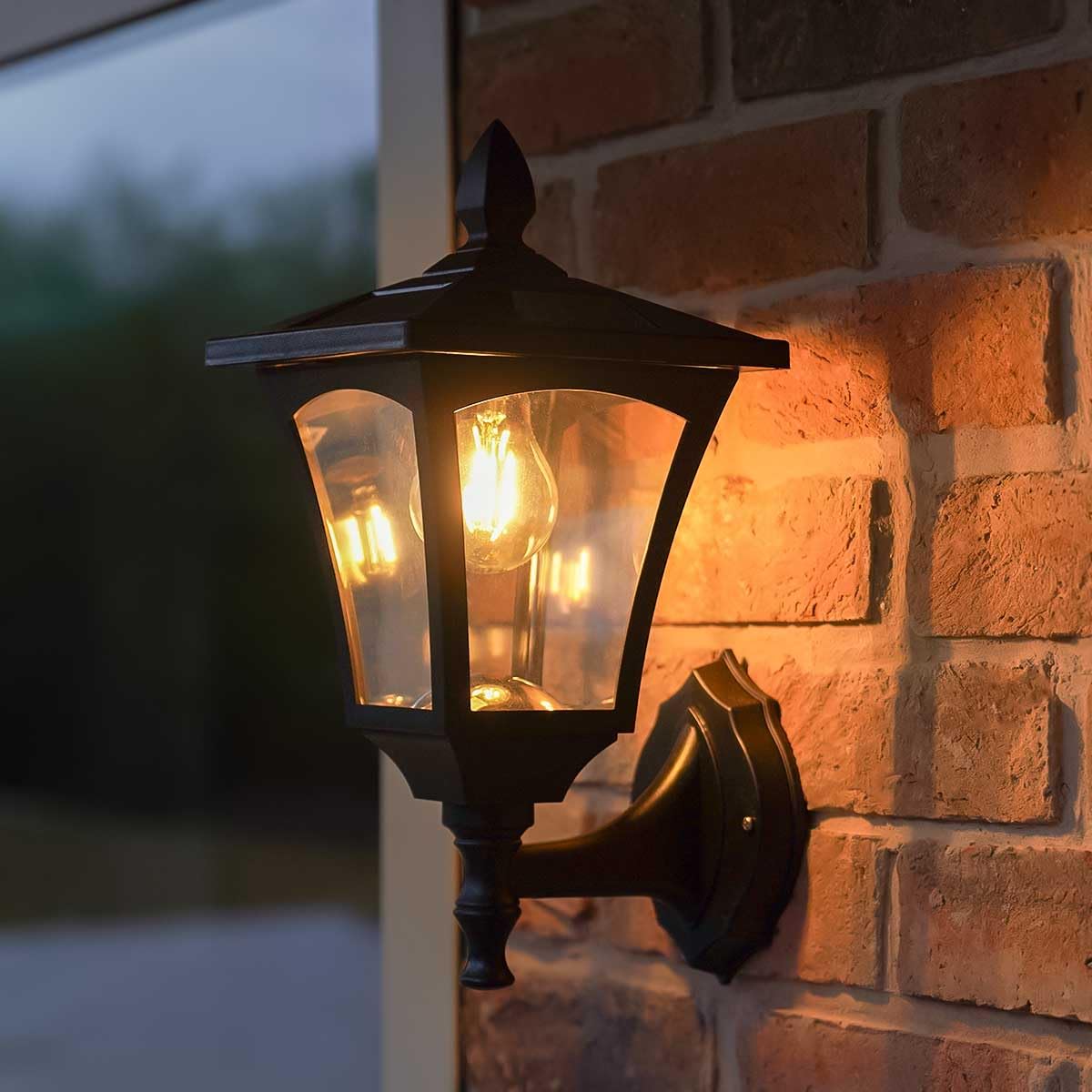 Festive Lights 34cm klassische Solar Wandlampe Aussen mit Filament Glühbirne, schwarz, warmweiße LEDs, Solarleuchte Garten, Solar Laterne schwarz, Wandlampe aussen, Solarstrahler außen