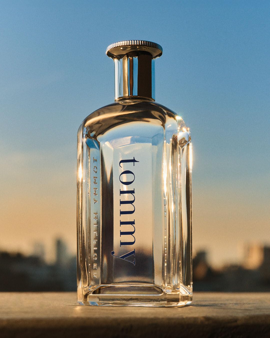 Tommy Hilfiger – Eau de Toilette Tommy 100 ml – Profumo Uomo – Fragranza Fougère – Note Agrumate e Fruttate – Flacone in Vetro Trasparente