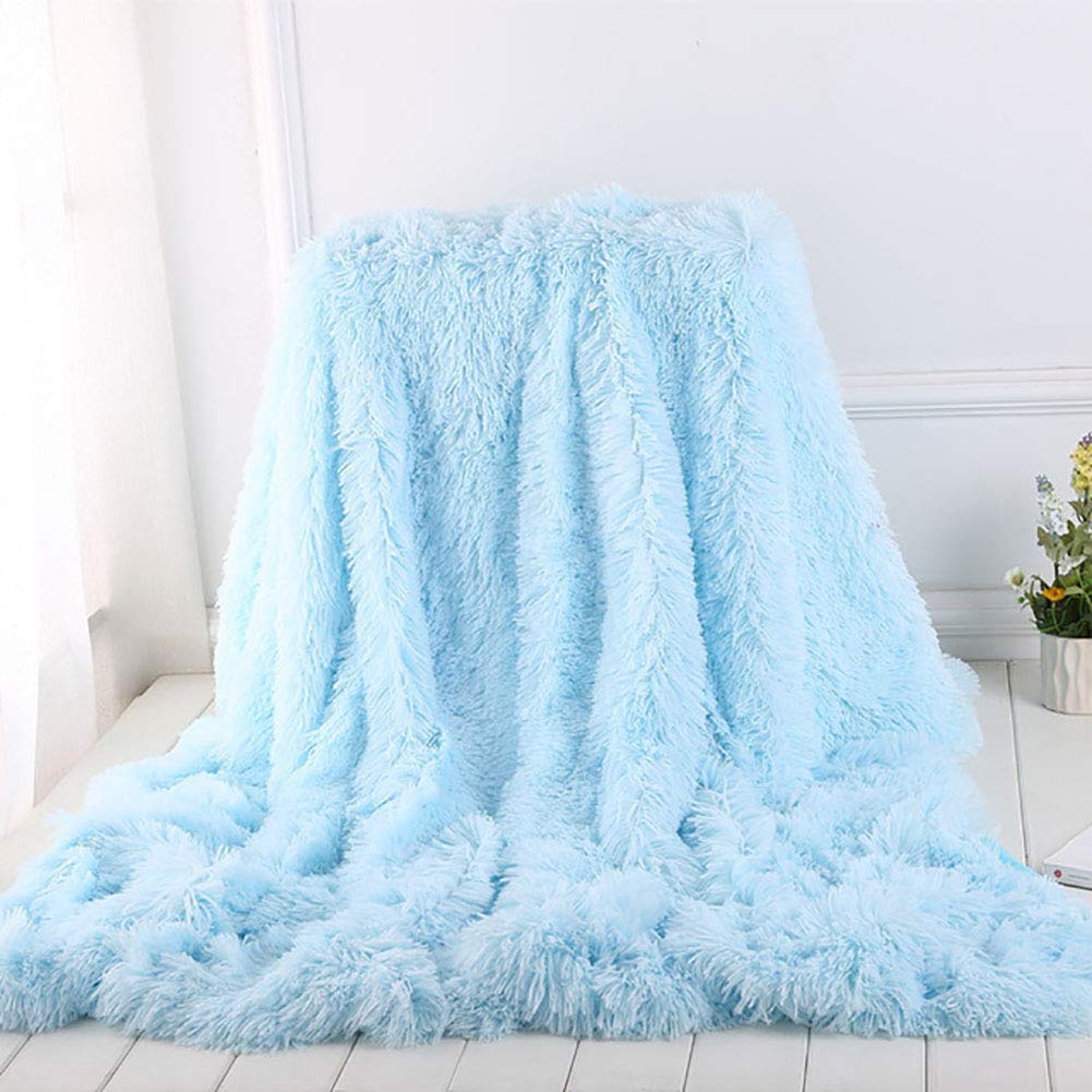 Couverture plaid fausse fourrure pour des soirées cocooning sur le canapé