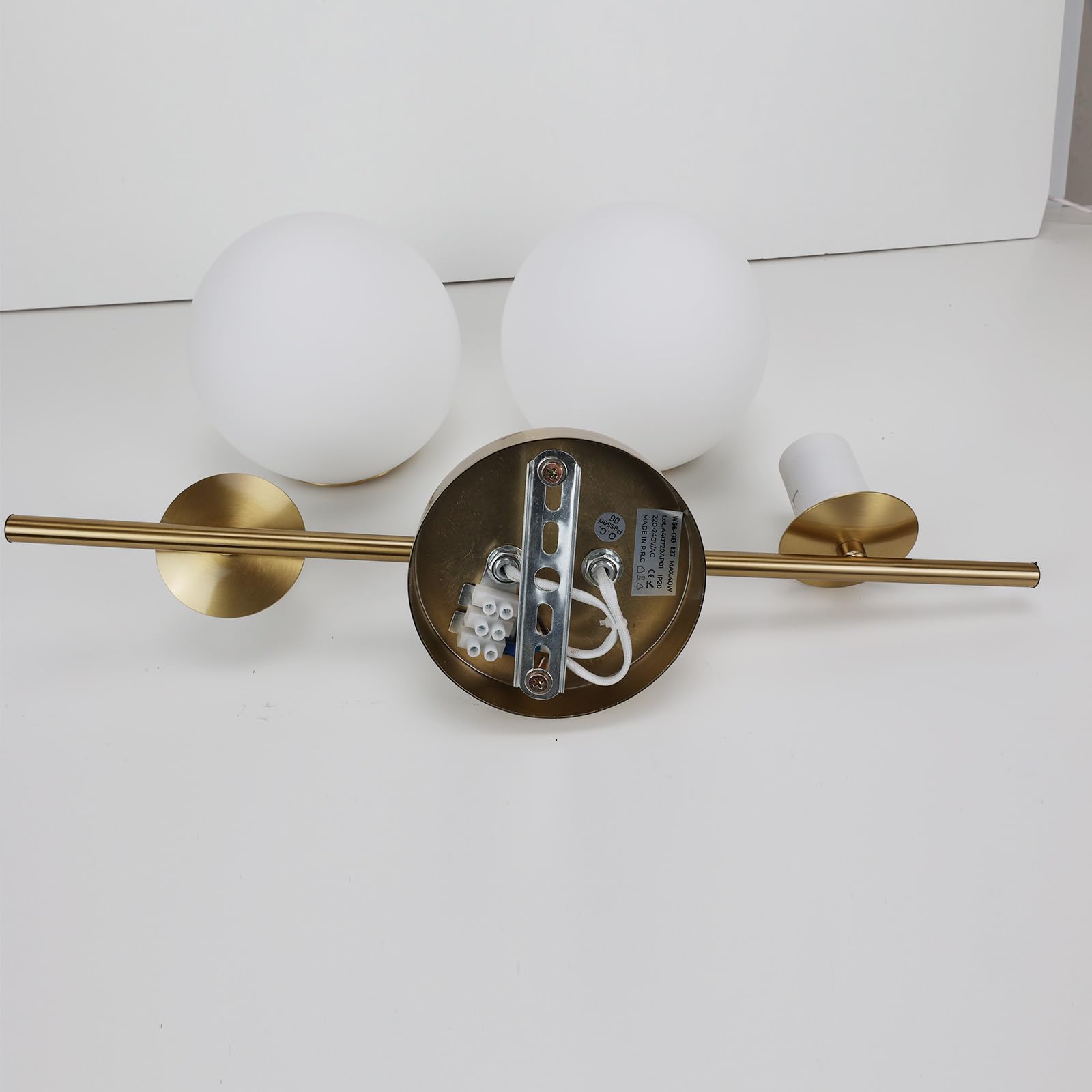 Alpinaluz Applique da parete dorato, lampada da parete con 2 sfere opache bianche, portalampada E27 G45, illuminazione decorativa per camera da letto, soggiorno e corridoio