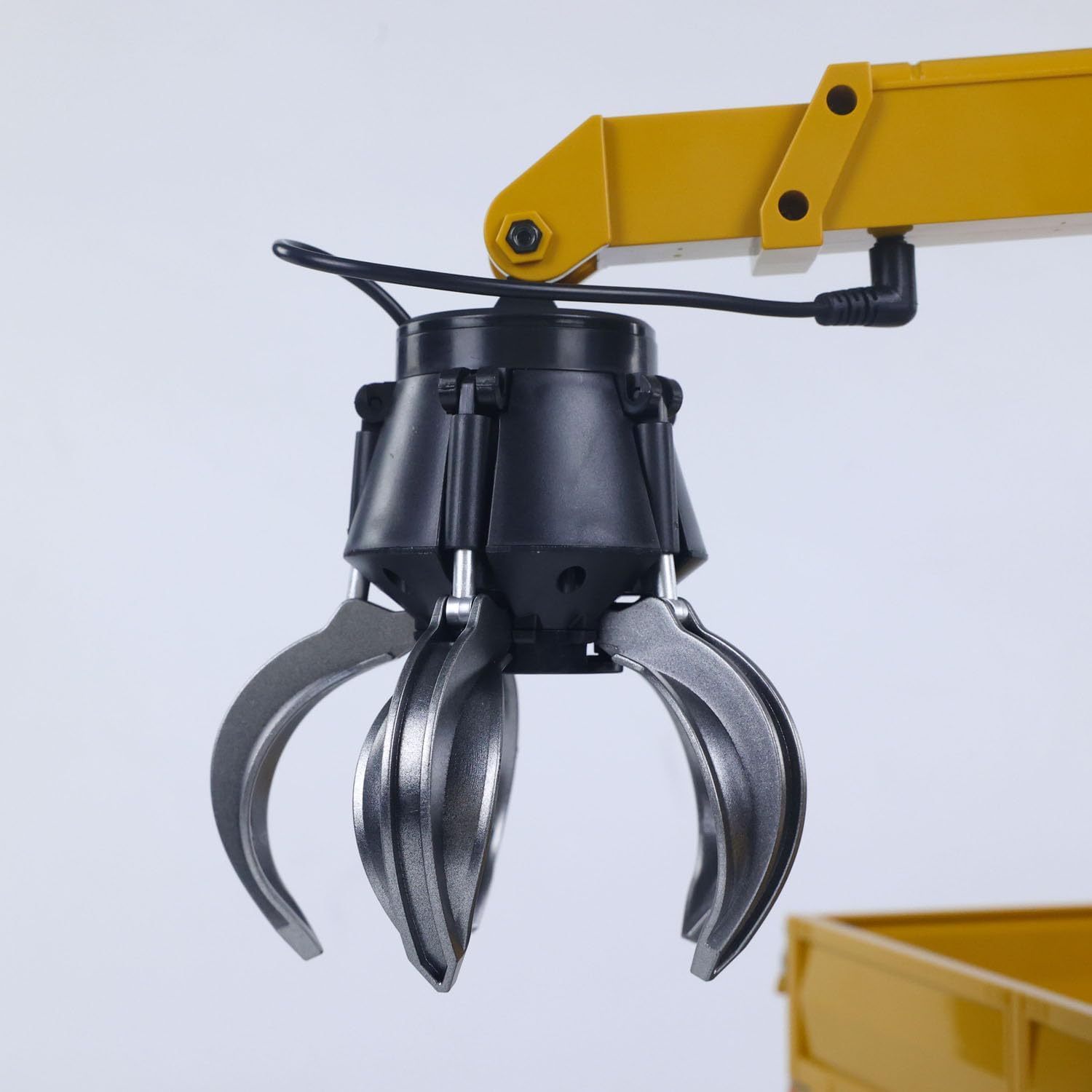 Close-up of the HUINA 1575 RC Truck's grabber attachment