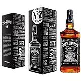 Un arôme de caractère, un juste équilibre entre la saveur de la vanille, du caramel et une touche de chêne blanc.  Jack Daniel’s n’est pas un bourbon car il subit une étape de fabrication supplémentaire qui le différencie de ces derniers. C’est le procédé de filtration sur charbon de bois d’érable « Charcoal Mellowing » qui fait de Jack, un Tennessee Whiskey.  Une recette inchangée depuis plus de 150 ans. Jack Daniel's Tennessee Whiskey est filtré goutte après goutte, à travers une couche épaisse de 3m de charbon de bois d'érable, puis vieilli dans des fûts fabriqués directement à la distillerie. Il ne suit pas un calendrier en particulier. Il est prêt uniquement quand no...