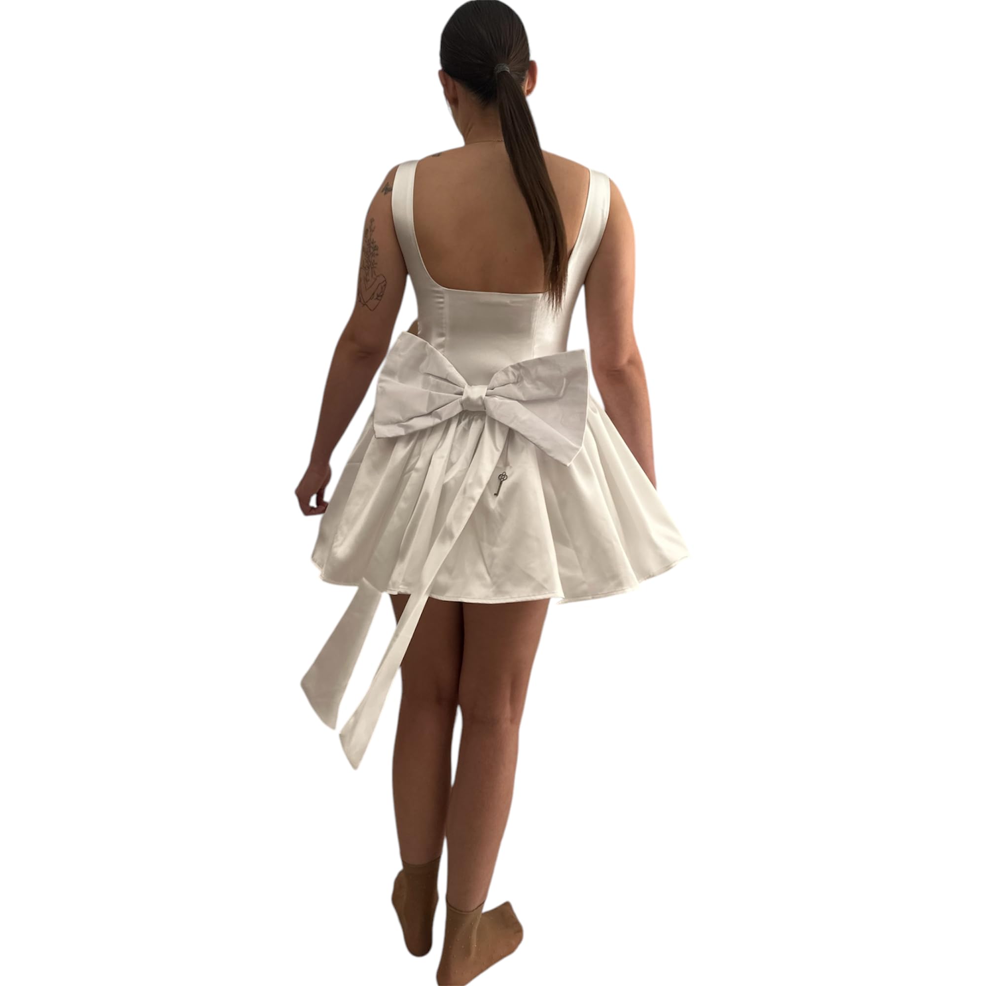 Robe courte blanche dos nu : sublimez votre silhouette sans complexe - 8