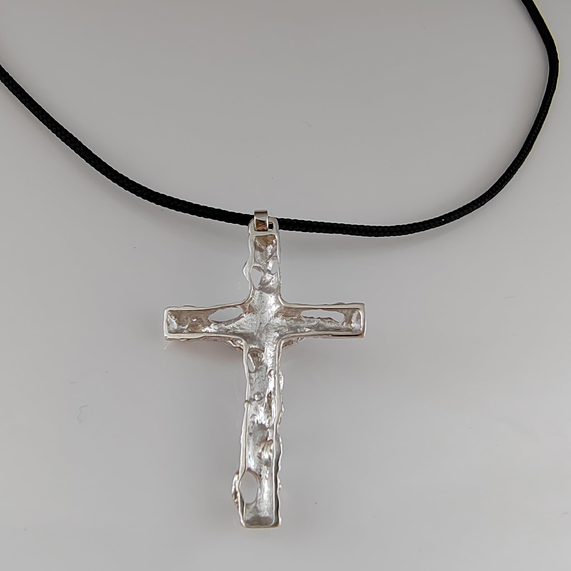 Gioielli Aurum Collana con Croce Crocifisso in Argento 925 e Cordino Nero, Ciondolo Religioso Uomo Donna, Design Lavorato