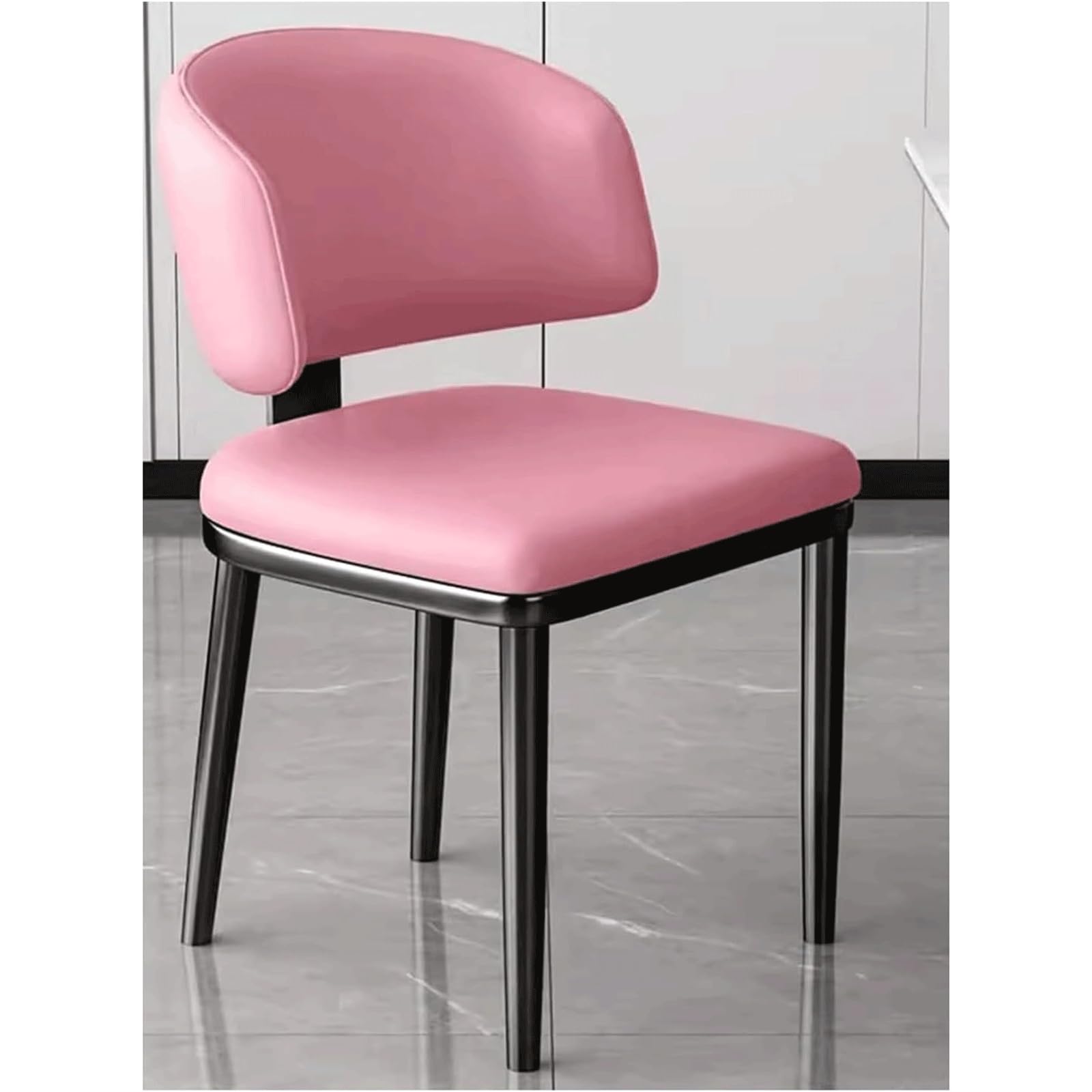 Chaise en simili cuir dossier incurvé et pieds en métal robuste