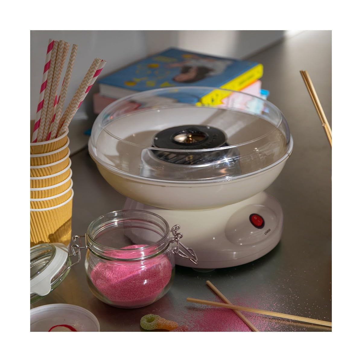 Machine a barbe a papa - LIVOO - DOM468C - 450W - Cuve et couvercle amovibles - Cuillere doseuse et 10 sticks en bambou inclus