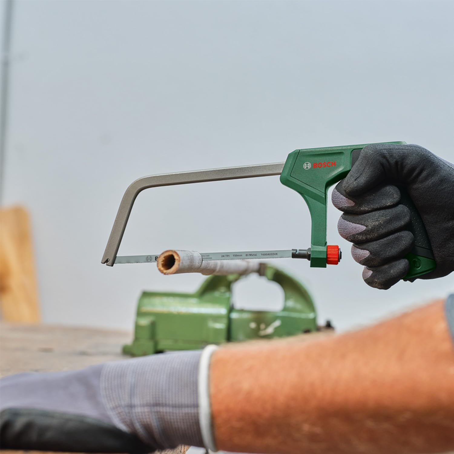 Bosch Sierra metálica 150 mm (minisierra metálica, hoja bimetálica duradera para cortes precisos metal, plástico y madera blanda; 24 TPI; fácil cambio hoja; empuñadura ergonómica)