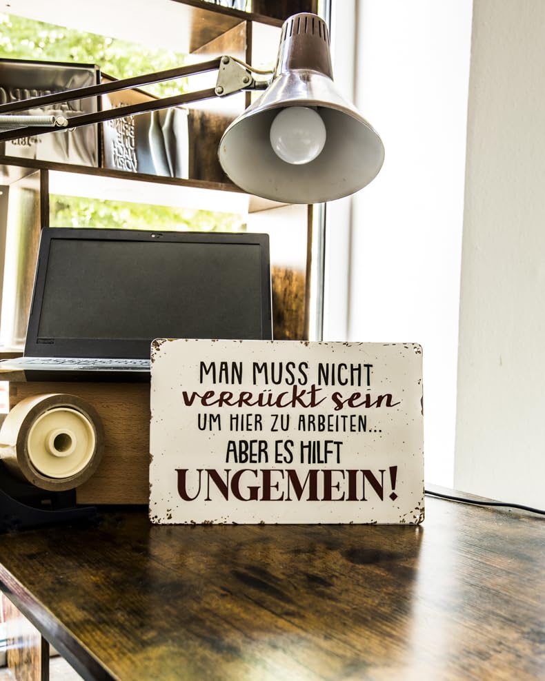 30 x 20 cm Blechschild, lustiger Spruch, Büroschild, Deko Geschenk: Man muss nicht verrückt sein um hier zu arbeiten... aber es hilft ungemein!
