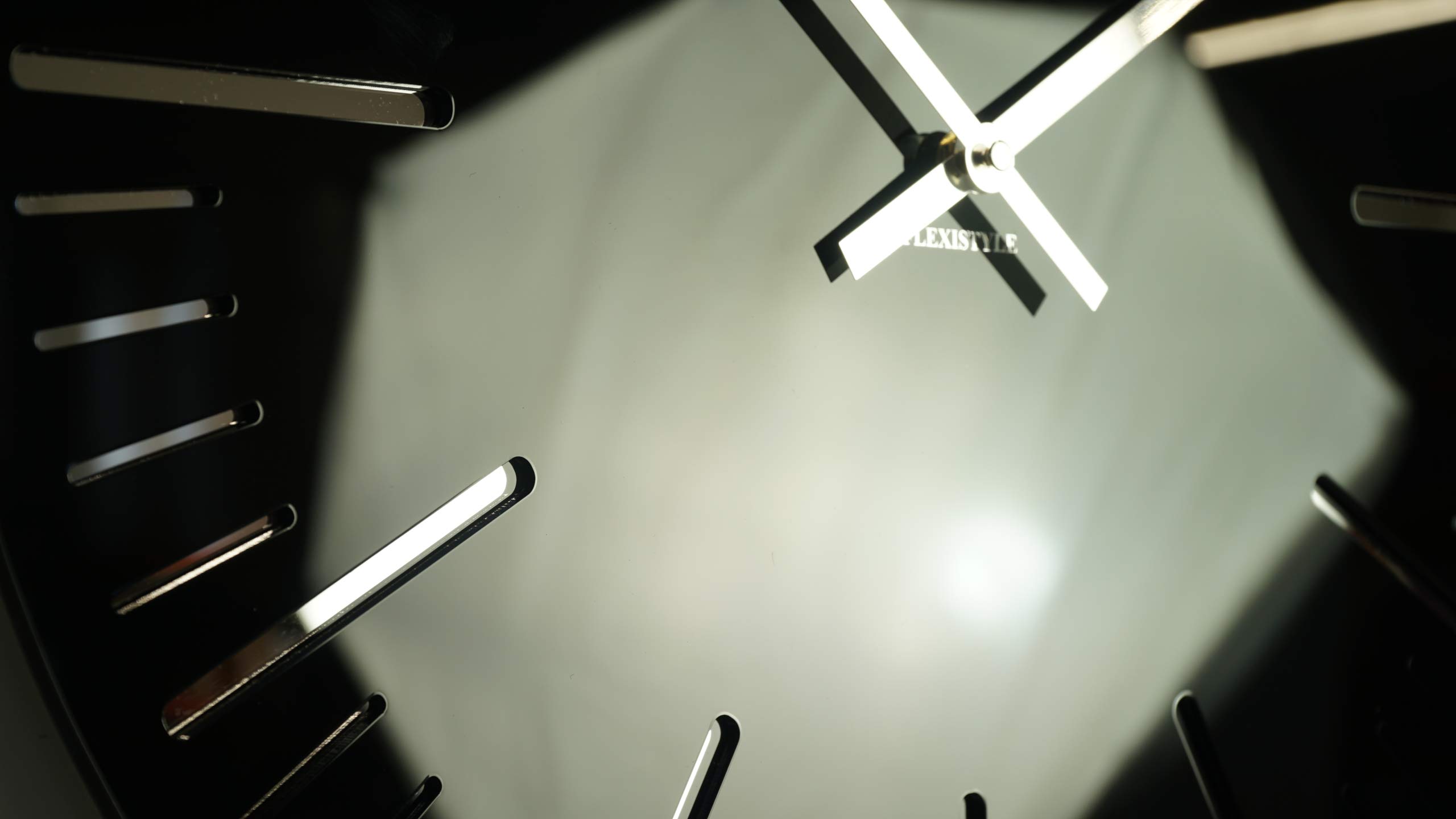Exact vierkante wandklok met een diameter van 30 cm