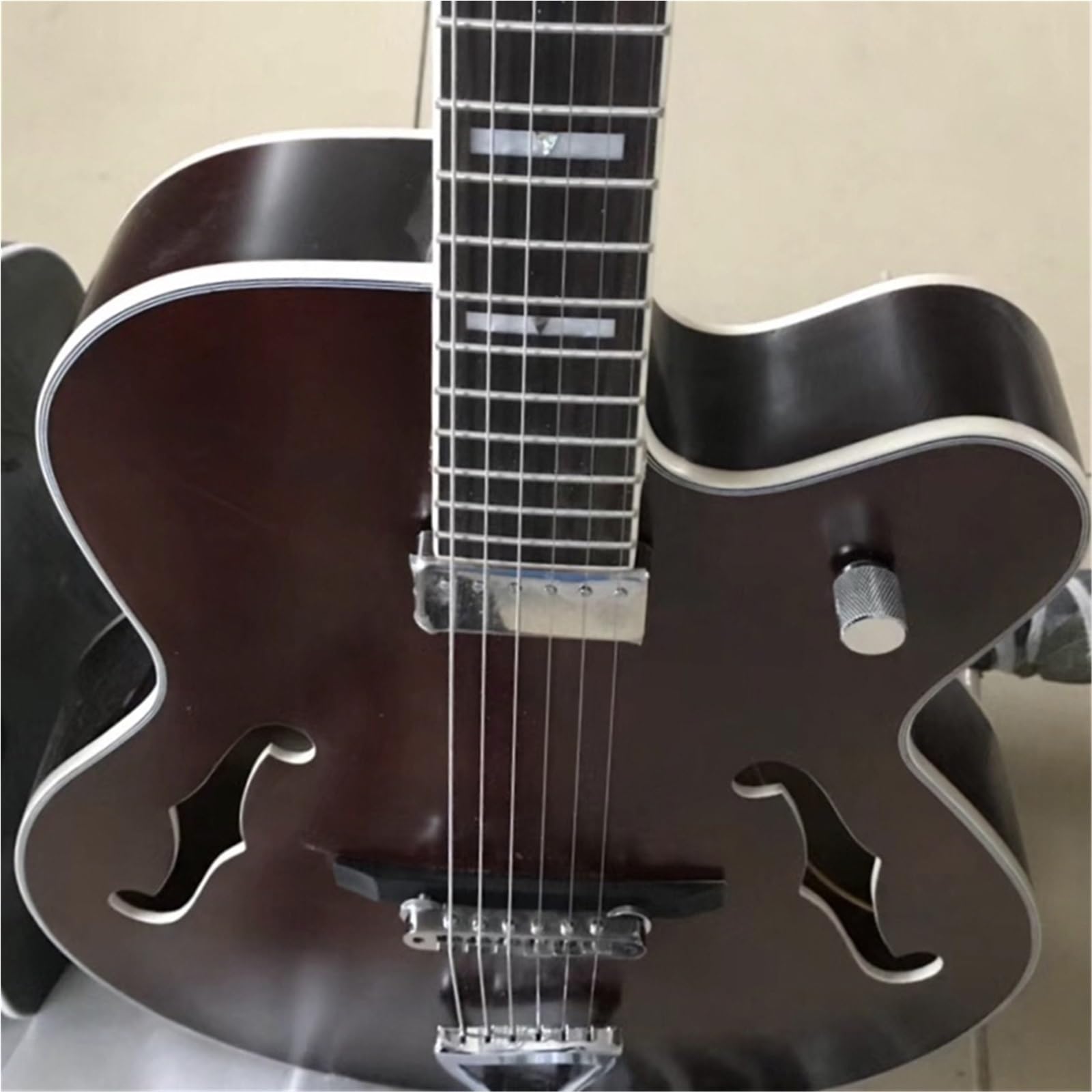 Brązowa Gitara Jazzowa Z Pojedynczym Przetwornikiem I Zaokrąglonymi Rogami Całkowicie Pusta Z Pojedynczym Przetwornikiem