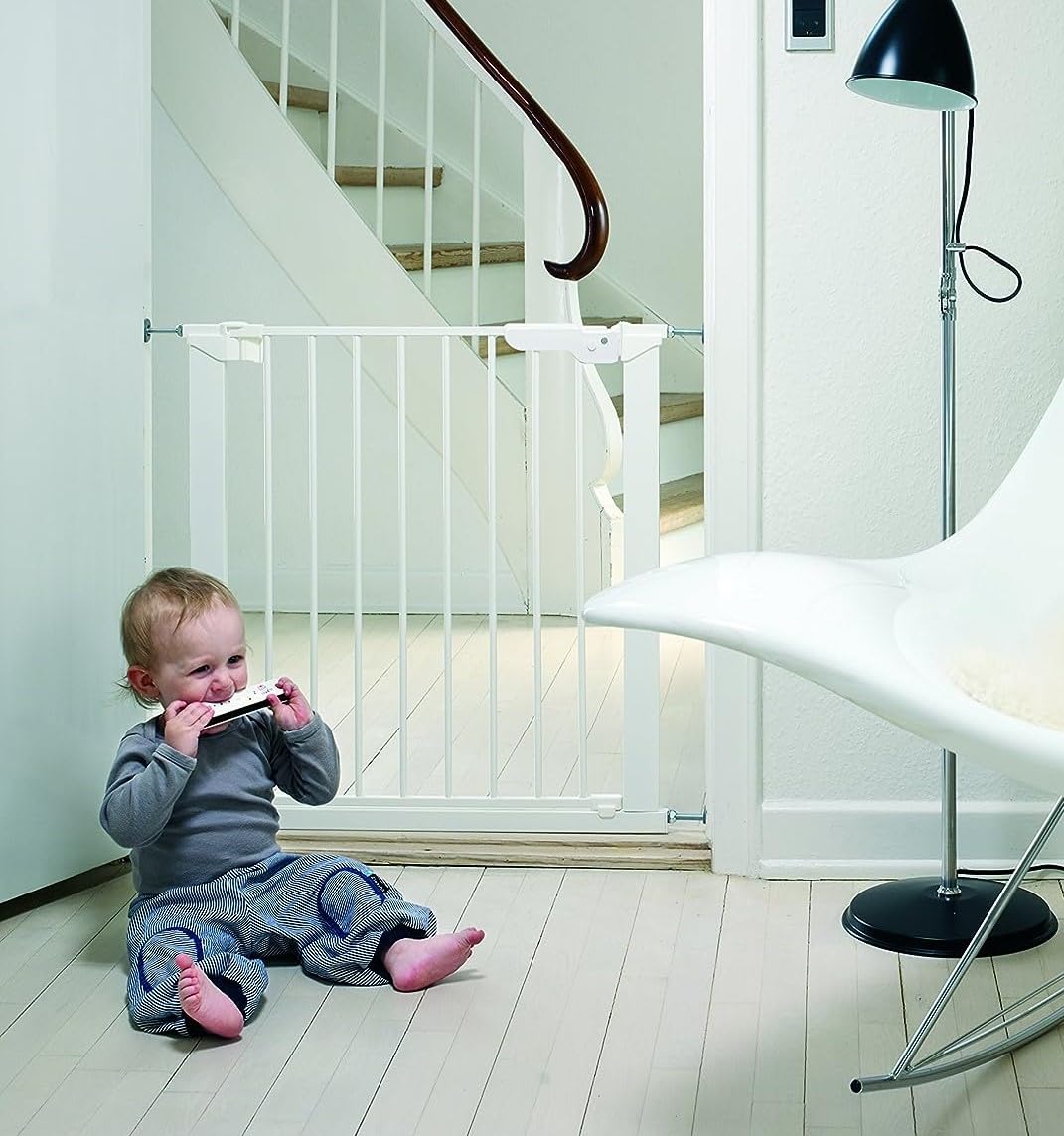 Extendable Safety Baby Gate with Auto Door Lock, 76cm Height, Adjustable Width from 75cm to 82cm, Ideal for Baby, toddlers, chiSafety