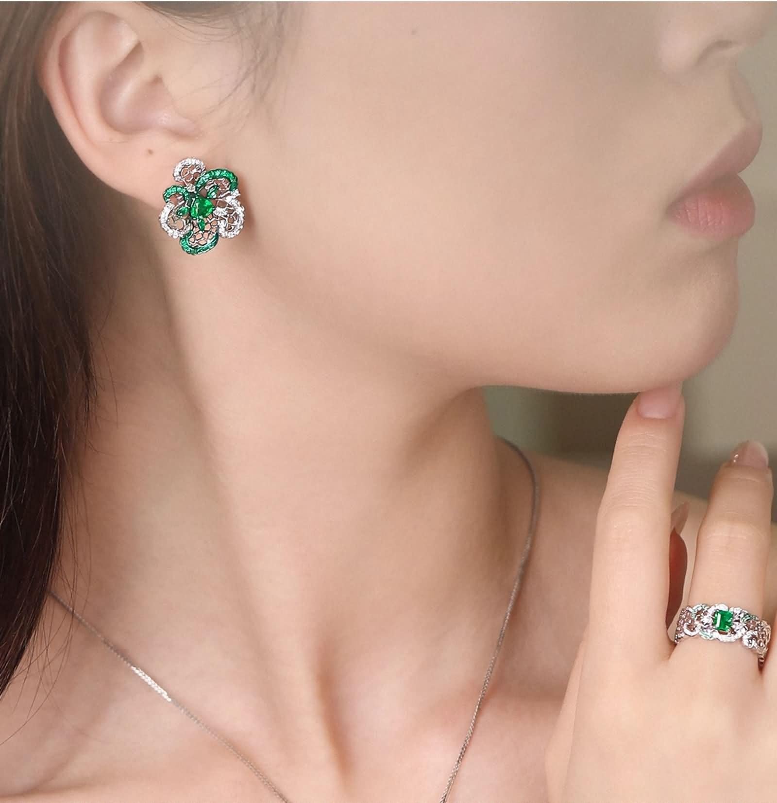 Juego de pendientes únicos para mujer, diseño de flor hueca de plata con esmeralda verde de 0,63 quilates, oro blanco de 9 quilates