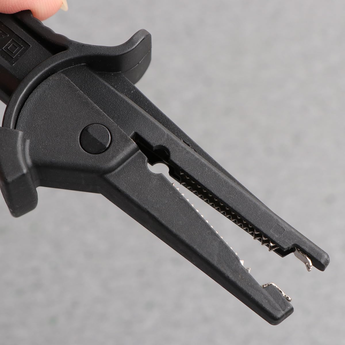 Pinza De Cocodrilo Con Aislamiento Total Y Enchufe De 4 Mm: Fuerte Agarre Para Pruebas Eléctricas (Negro)