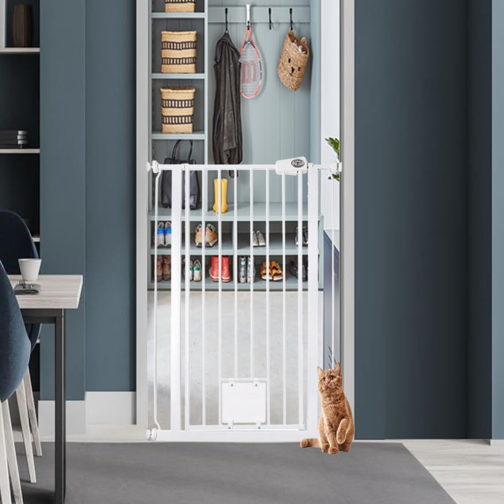 Bettacare Puerta Extra Alta para Mascotas con Trampilla Bloqueable para Gatos, 120,3cm - 127,9cm, Blanca, Altura de 104cm, Barrera de Seguridad Extra Alta para Perros con Trampilla para Gatos