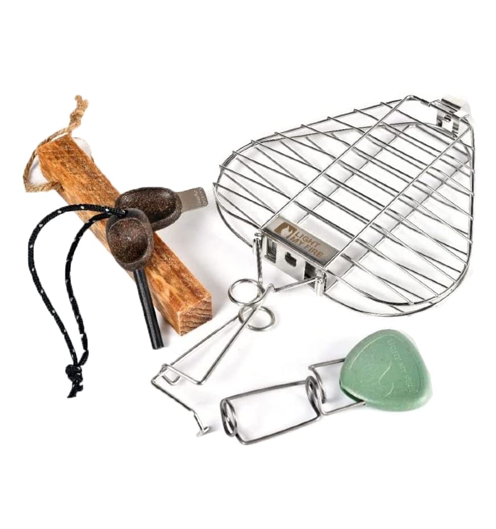 Light My Fire Survival Set Fire n Grill - Inkludiert Magnesium Feuerstarter, Camping Grill, Marshmallow Spieße und Natural Anzündholz - Kochen Zubehör - Prepper Set - Grill Outdoor und Zubehör