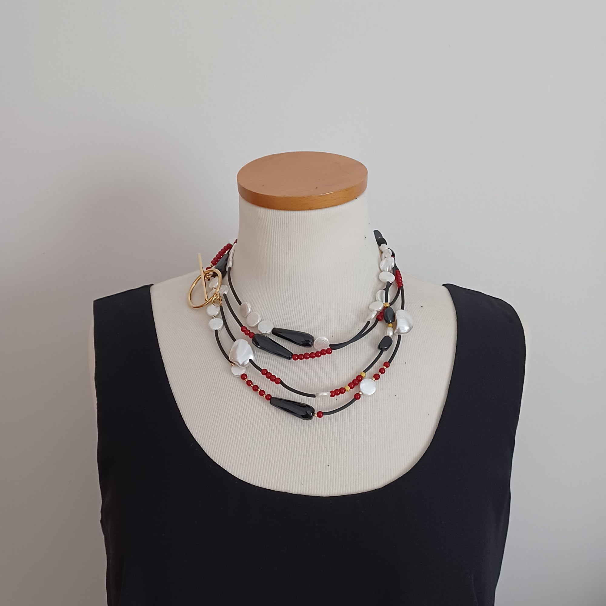 Generico Collana Lunga Multifilo con Perle di Conchiglia, Gocce Nere e Perline Rosse, Stile Boho Chic Fatto a Mano, 190 cm