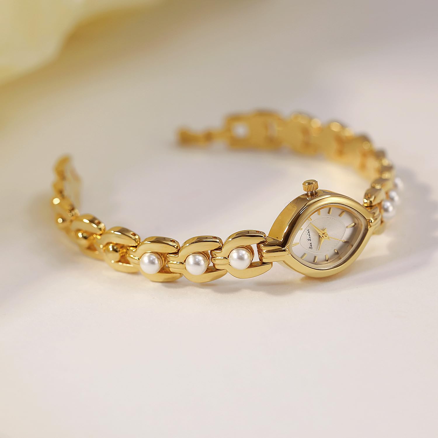 CARLIEN Orologio da polso da donna, piccolo quadrante ovale dorato, cinturino in perle, sottile, minimalista, elegante bracciale rigido