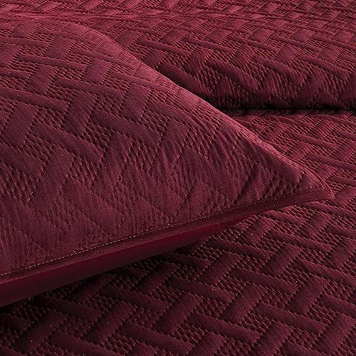 KASYLAN Quilt Set 3 Pieces - Ultra Soft Quilted Coverlet Bedspread - Lightweight Microfiber Classic Weave Stitch Bedspreads for All Season - Burgundy Bedspreads Queen Size by KASYLAN - Image 5