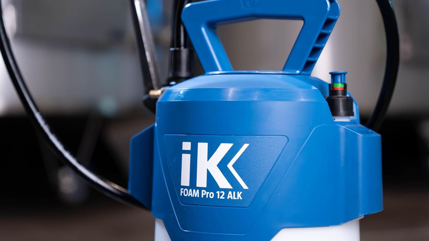 IK FOAM Pro 12 ALK – Profesjonalny opryskiwacz pianowy do środków alkalicznych – 6 l – bezpieczeństwo i precyzja – automocja i przemysł – Hiszpania