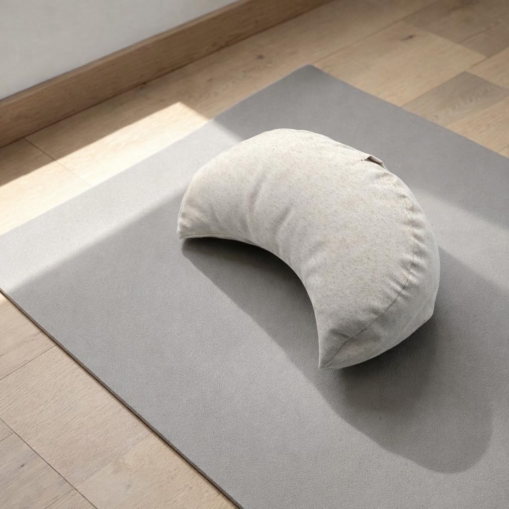 Zafú Media Luna para Yoga, Cojín de Meditación – Sand | Cojín zafú ergonómico de algodón, relleno de cáscara de trigo sarraceno y funda lavable. 40 × 14 cm. Hecho en España.
