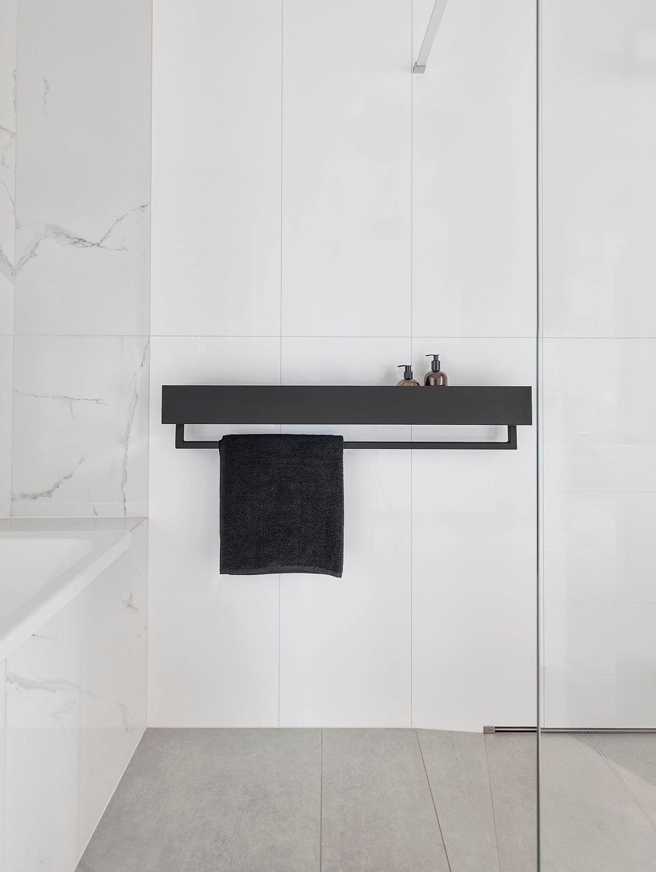DABStory Toallero con estante 60cm para toallas de invitados, toallero de acero inoxidable, barra para toallas, montaje en pared para baño y cocina, accesorio de almacenamiento para baño VASCA Negro