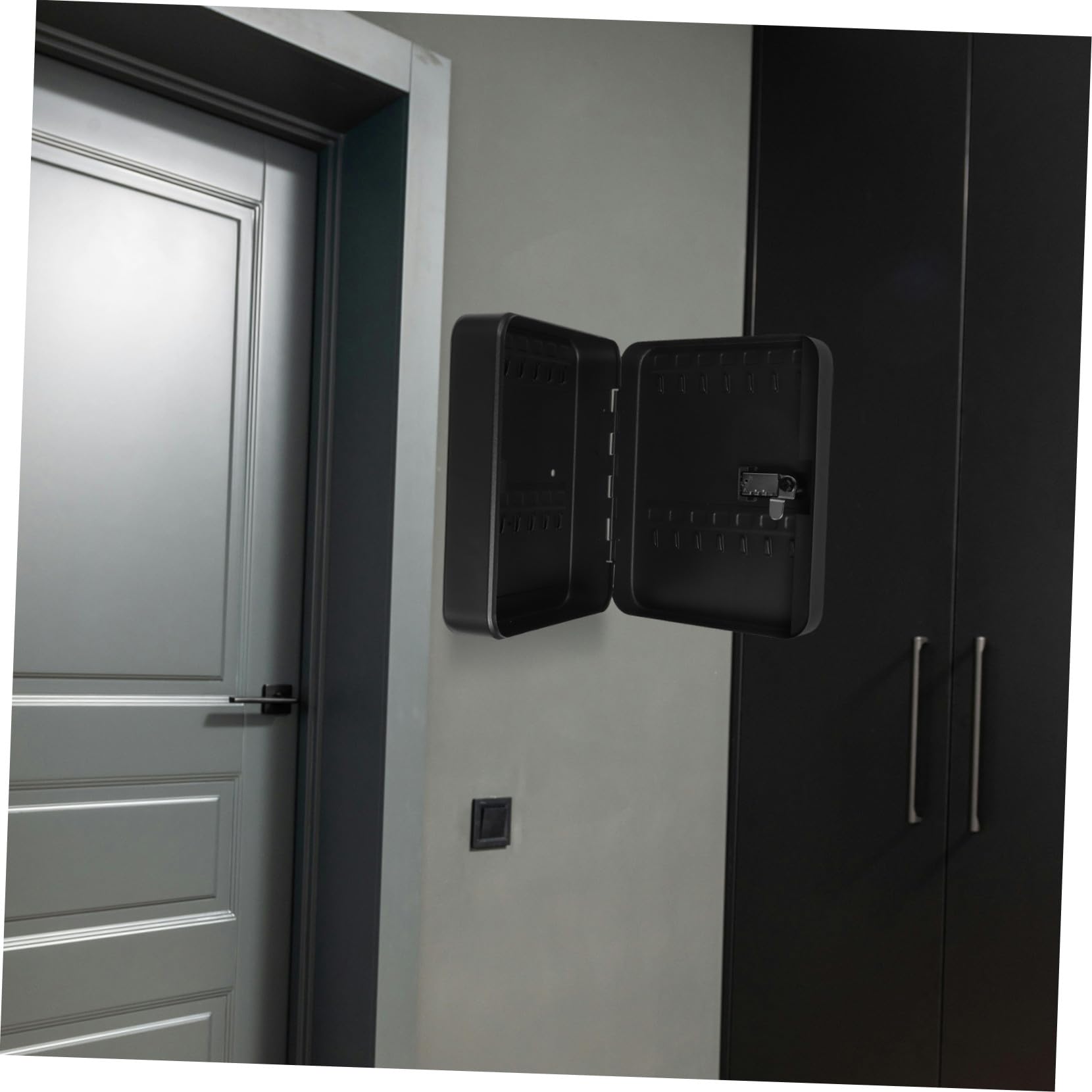 VILLCASE Schlüsselschrank mit Zahlenschloss und 28 Positionen Eisengehäuse Wandmontage Design für Büro Auto und Sicheres Schlüsselmanagement