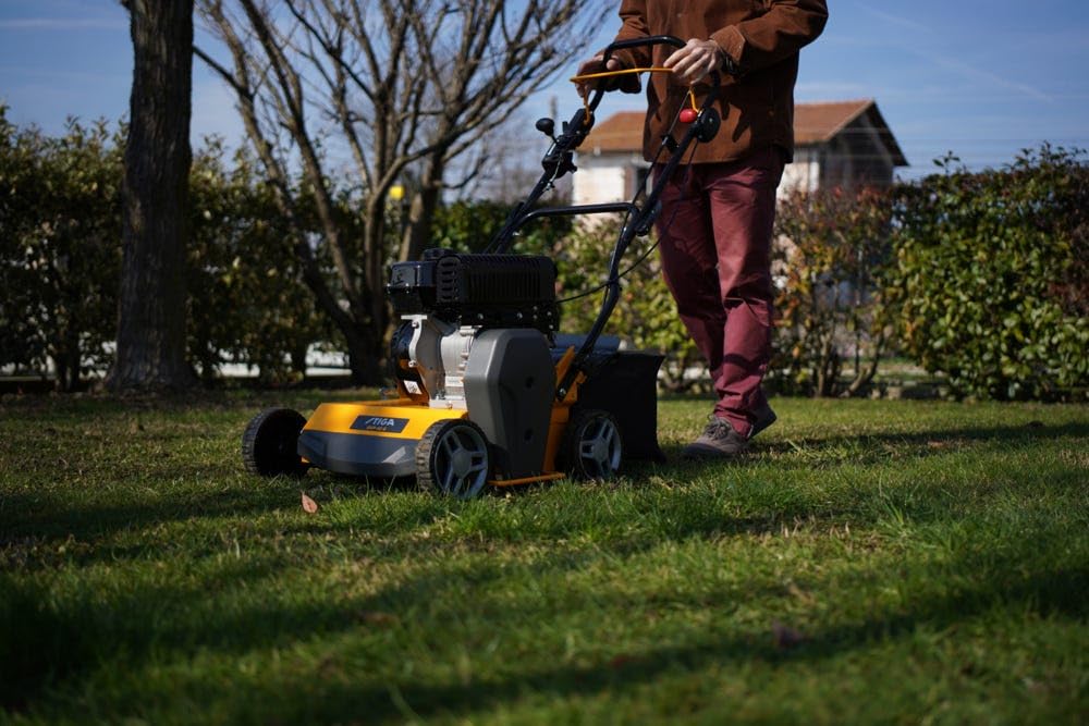 Scarificateur à Essence Stiga SVP 40 G, 32 Couteaux, Largeur de Coupe 40 cm, Profondeur de Coupe jusqu'à 15 mm