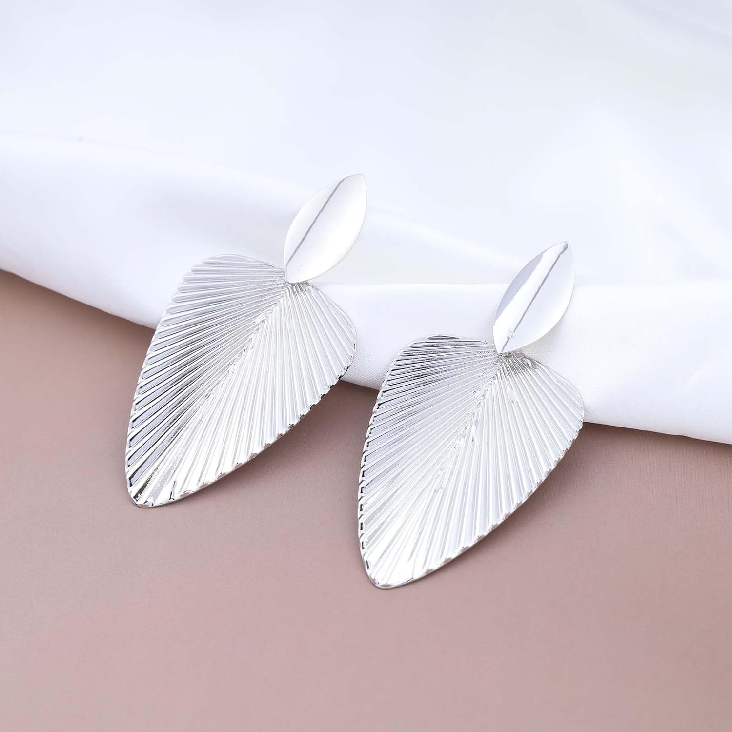 Boho Hammered Leaf Dangle Earrings Silver Palm Leaf Earrings Large Leaf Drop Earrings Metal Leaves Earrings Exaggerated Metal Earrings Jewelry for Women - Image 3