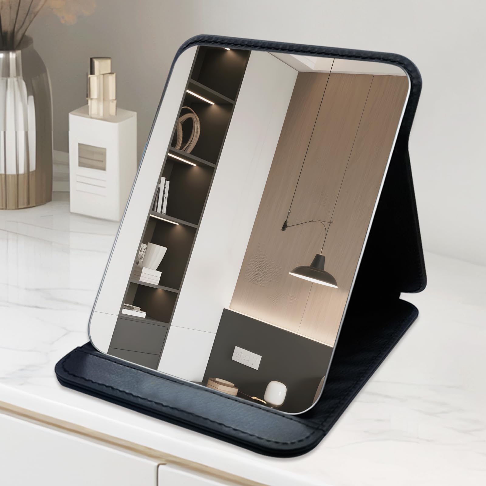 持ち運びも楽々！メイクアップアーティスト愛用の折りたたみスタンドミラー