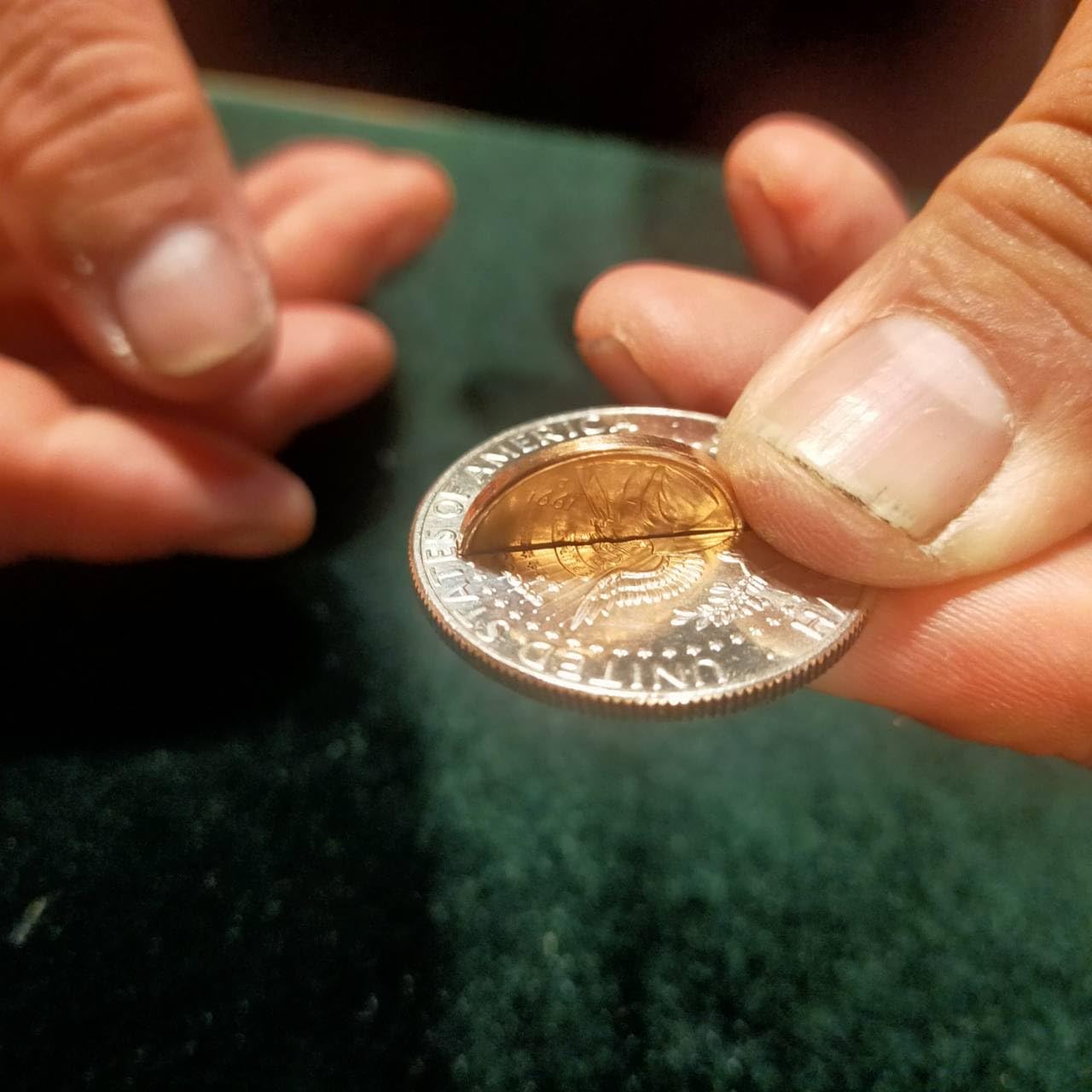 Amazon | 手品屋 コインスルーコイン＜コインがコインを貫通するマジック！＞ | マジック・手品 | おもちゃ