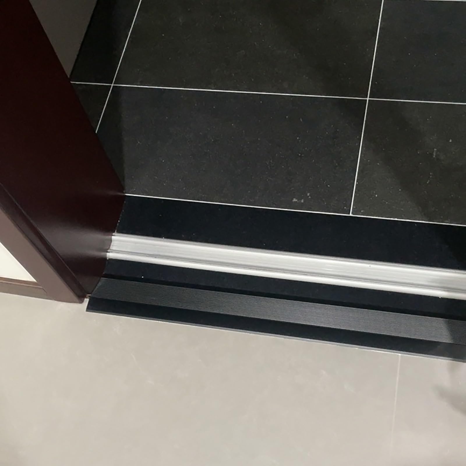 Karbowany profil progowy drzwi wejściowych 900 mm, metalowy próg wewnętrzny do drzwi, odpowiedni dla wózków inwalidzkich, płytek i parkietu. (Fioletowe złoto)