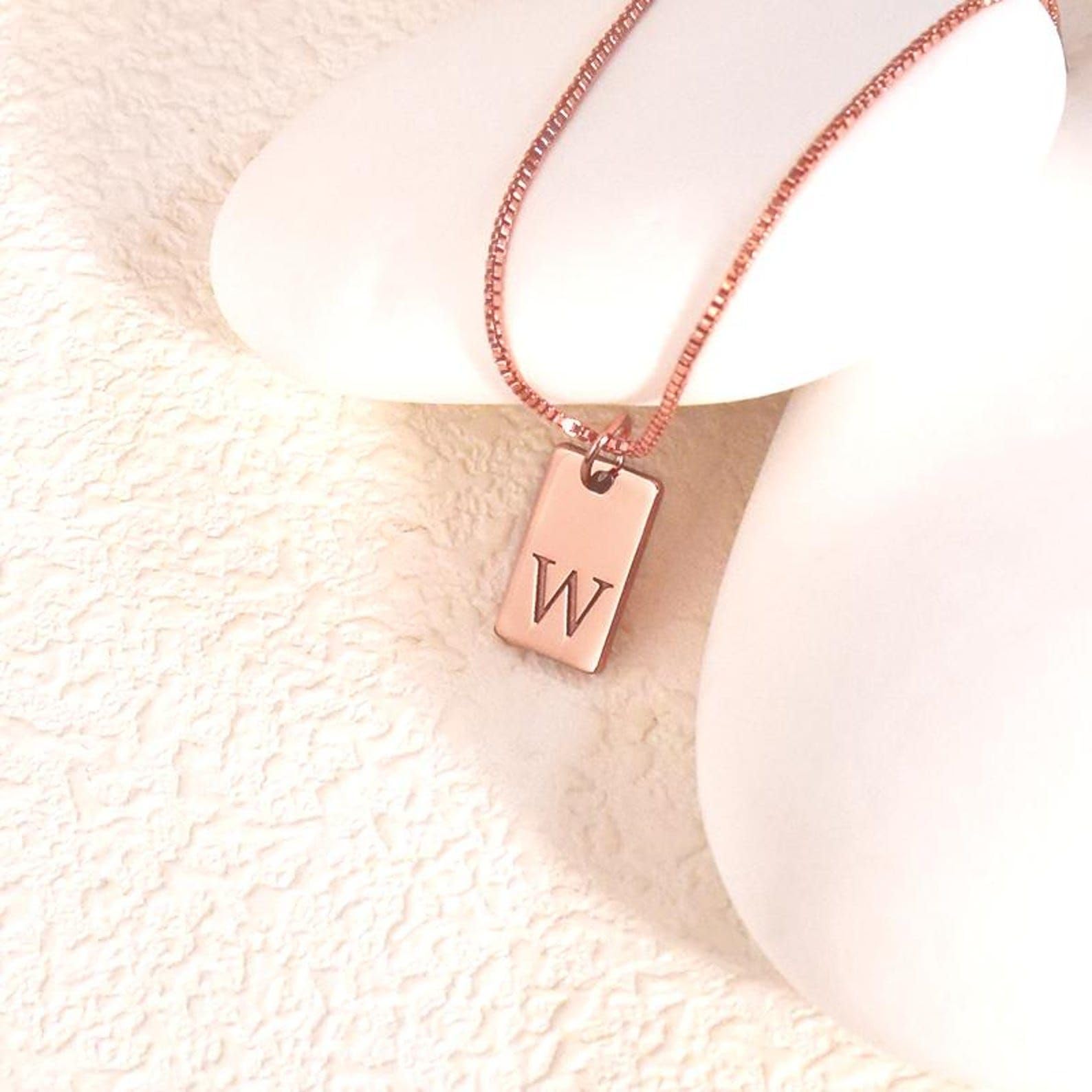 Delicato collana con iniziale, su misura inciso lettera targhetta oro con catena veneziana compleanno per lei