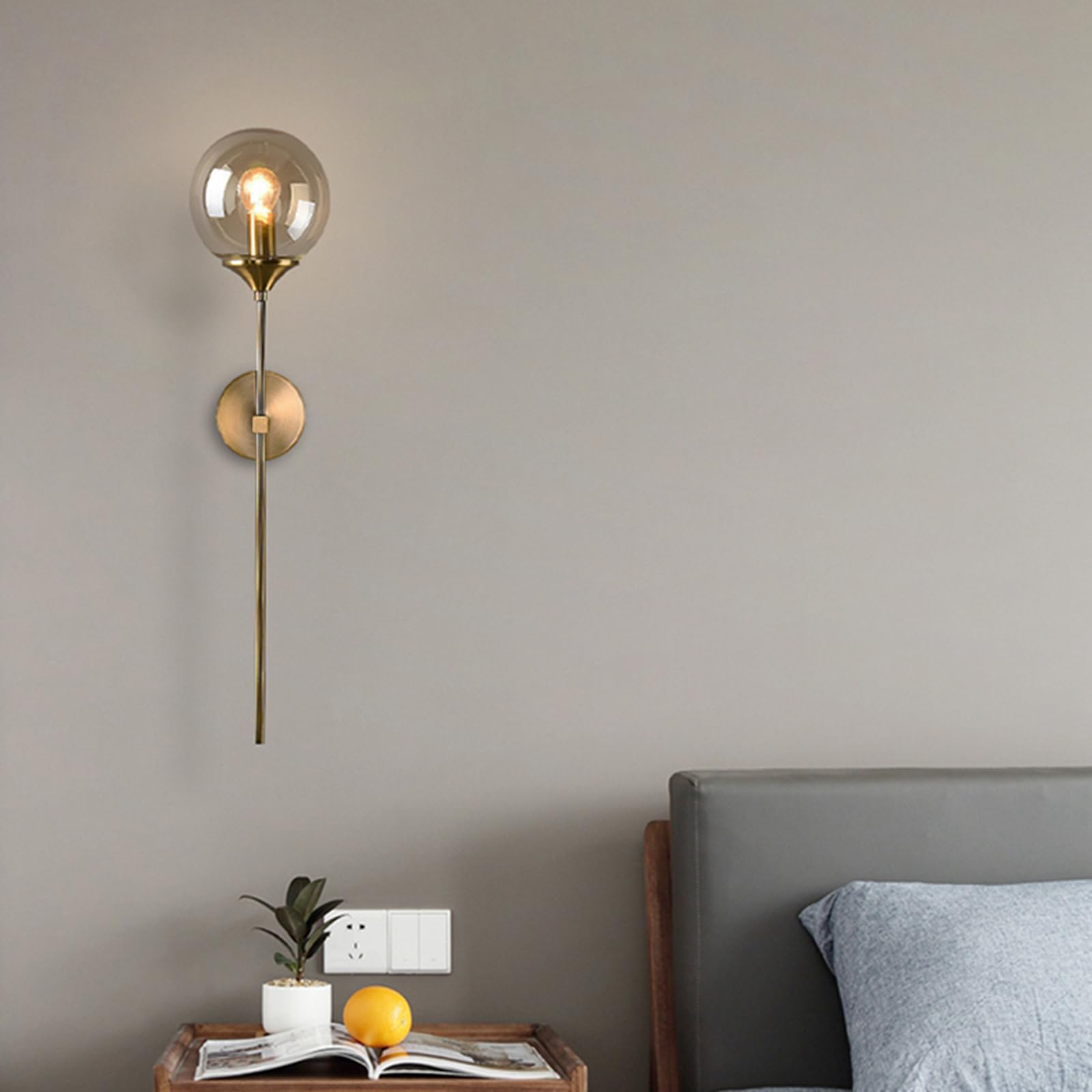 Aplique de pared vintage industrial montado en la pared, globo de vidrio ámbar con brazo largo, lámpara de pared dorada para mesita de noche (ámbar)