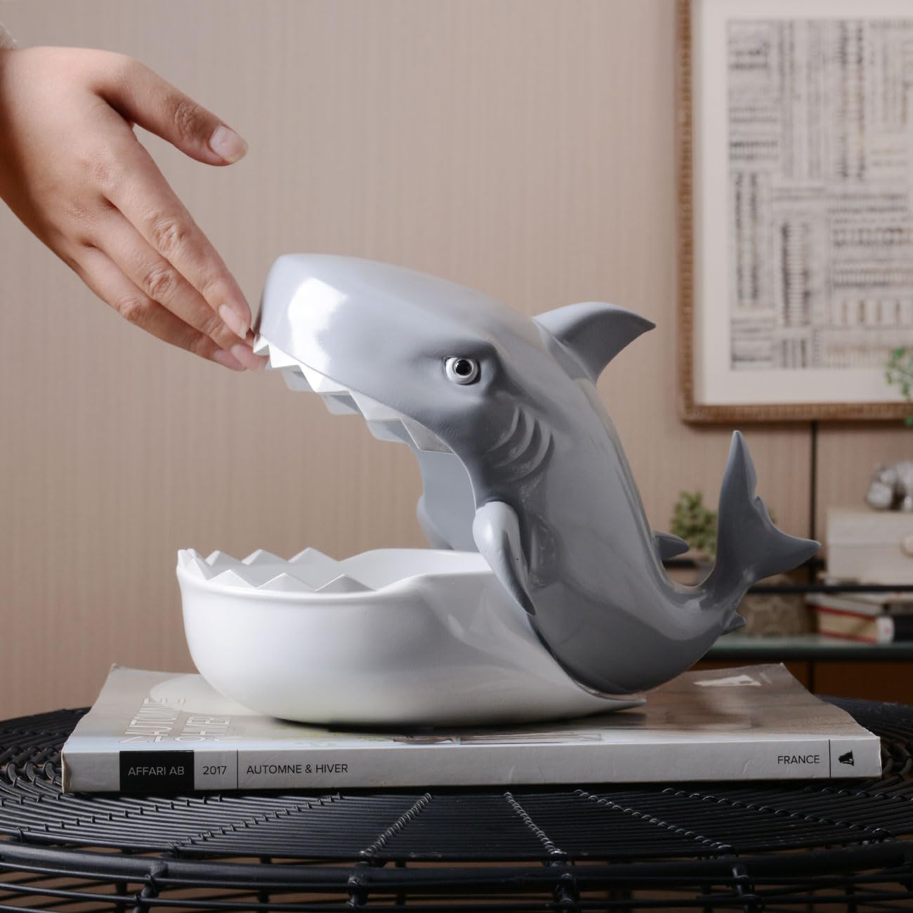 HAUCOZE Boite Biscuits Boîte à Bonbons, Requin Sculpture Océan Statue Moderne Sculpture Cadeau Objet Decoratif pour Cookies Stockage 26cm