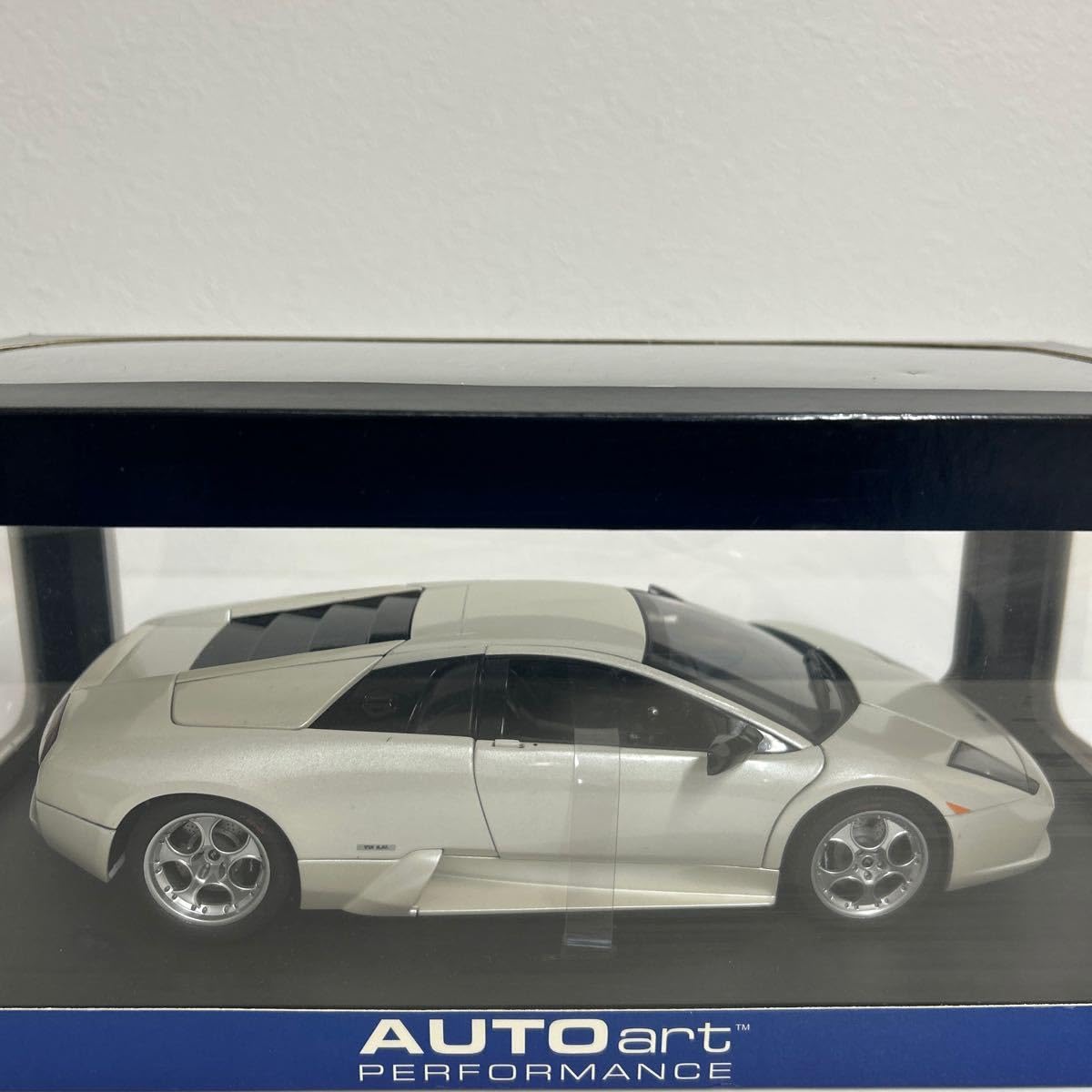 オートアート　1/18 ランボルギーニ ムルシエラゴ 白 Amazon | AUTOart 1/18 Lamborghini Murcielago Balloon White V12 6.2
