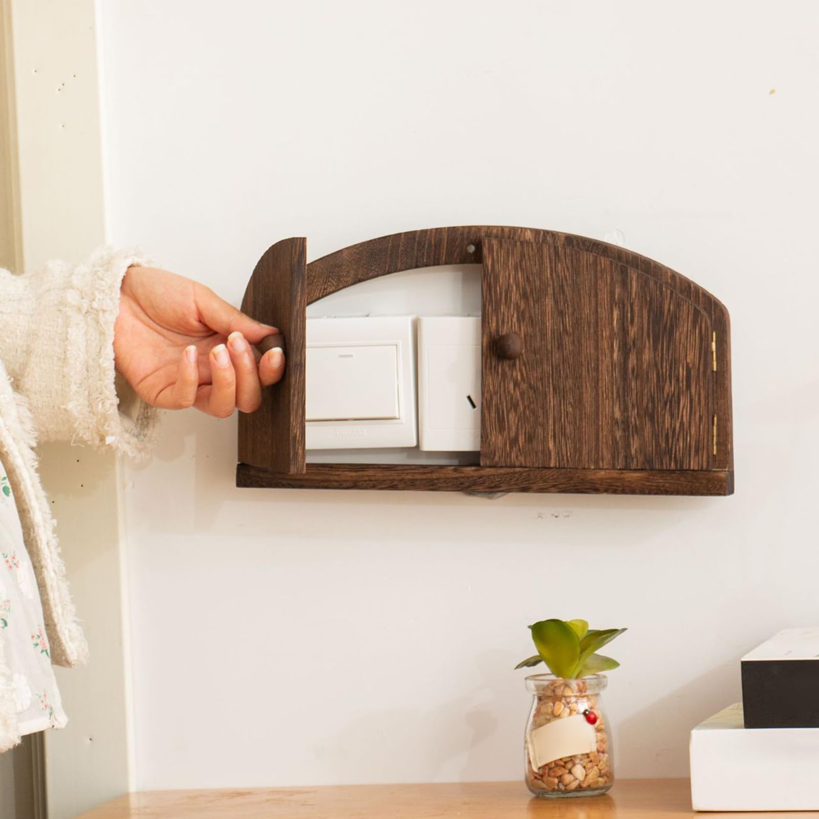 2 Stück Wichteltür Steckdosenschutz aus Holz, Feentür Abdeckung für Lichtschalter & Steckdosen ohne Bohren, Kindersicherung für Wandlöcher & Flecken, Dekorative BabySicherheit Wanddeko, Handmade