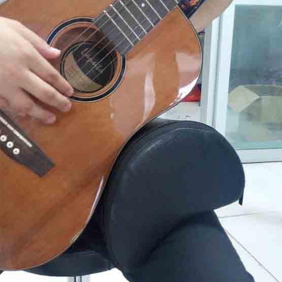 Coussin de Jambe pour Guitare Acoustique/Électrique - Repose-Pieds avec Housse en Cuir et Éponge Douce Intégrée - Support Ergonomique Anti-Dérapant pour Basse et Guitare